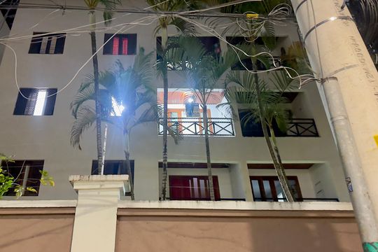 Placa instalada na fachada do imóvel de apartamento para alugar com 2 quartos, 75m² em Centro, Guarulhos