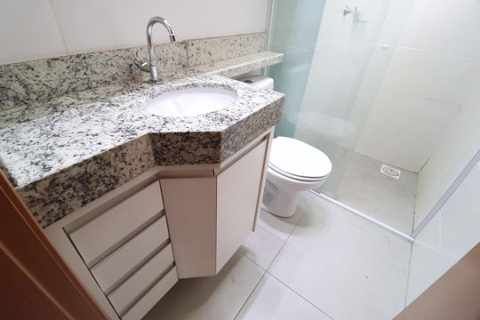 Banheiro do Quarto 2 de apartamento para alugar com 2 quartos, 55m² em Novo Mundo, Uberlândia