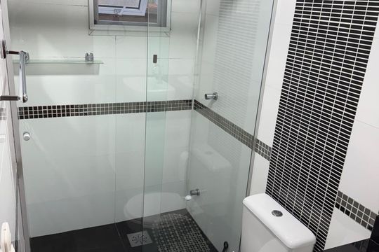 Banheiro de apartamento à venda com 2 quartos, 68m² em Jardim Itu, Porto Alegre