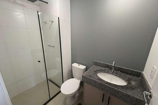 Banheiro de kitnet/studio à venda com 1 quarto, 23m² em Butantã, São Paulo