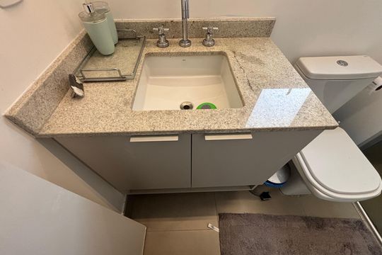 Banheiro de kitnet/studio para alugar com 1 quarto, 28m² em Vila Nova Conceição, São Paulo
