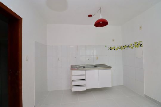 Cozinha de apartamento para alugar com 2 quartos, 55m² em Itapuã, Salvador