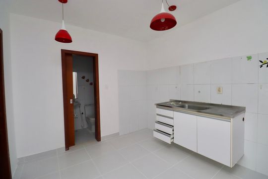 Cozinha de apartamento para alugar com 2 quartos, 55m² em Itapuã, Salvador
