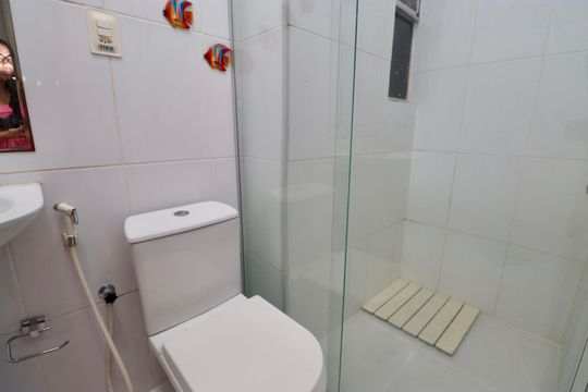 Banheiro de apartamento para alugar com 2 quartos, 55m² em Itapuã, Salvador