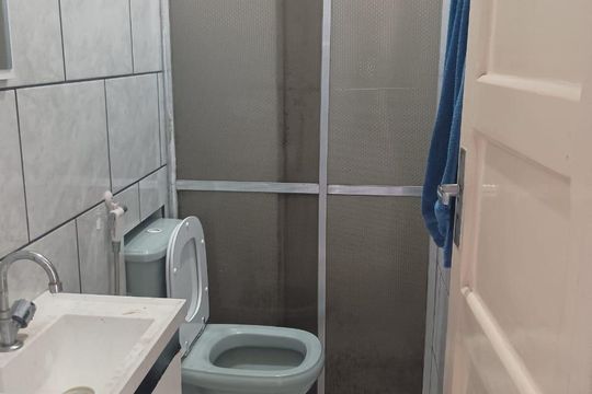Banheiro de casa para alugar com 2 quartos, 55m² em Conceição, Osasco