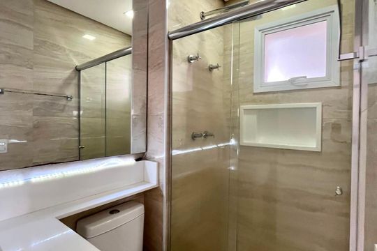 Banheiro da Suíte de apartamento à venda com 2 quartos, 217m² em Fazenda Santa Cândida, Campinas