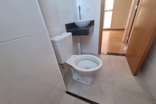 Banheiro de apartamento para alugar com 2 quartos, 40m² em Cavalhada, Porto Alegre