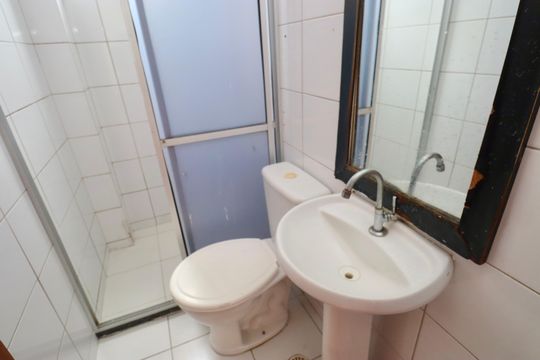 Banheiro social de apartamento para alugar com 2 quartos, 40m² em Itapuã, Salvador