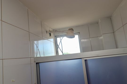 Banheiro social de apartamento para alugar com 2 quartos, 40m² em Itapuã, Salvador