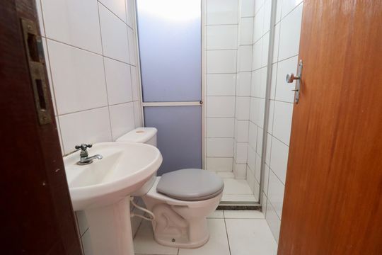 Banheiro social de apartamento para alugar com 2 quartos, 40m² em Itapuã, Salvador