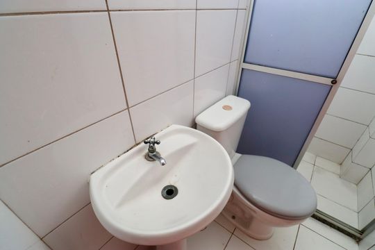 Banheiro social de apartamento para alugar com 2 quartos, 40m² em Itapuã, Salvador