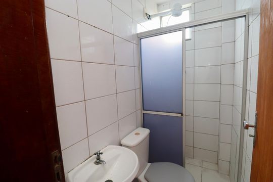 Banheiro social de apartamento para alugar com 2 quartos, 40m² em Itapuã, Salvador
