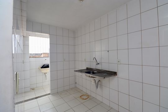 Cozinha de apartamento para alugar com 2 quartos, 40m² em Itapuã, Salvador
