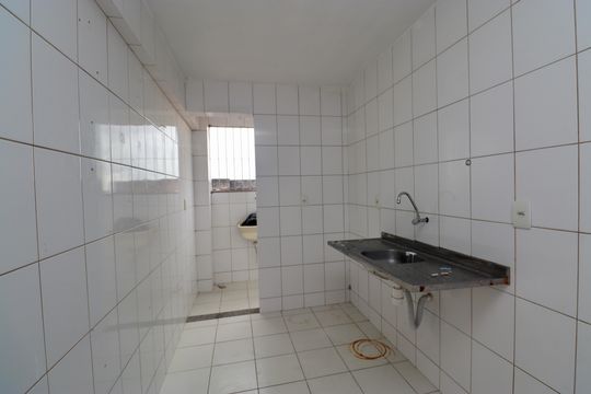 Cozinha de apartamento para alugar com 2 quartos, 40m² em Itapuã, Salvador