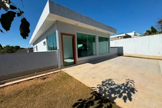 Área externa de casa para alugar com 3 quartos, 120m² em Braúnas, Belo Horizonte