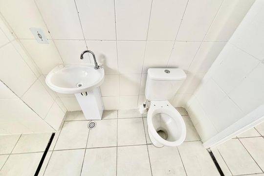 Banheiro de apartamento para alugar com 2 quartos, 49m² em Jardim Lourdes, Ferraz de Vasconcelos