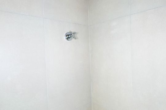 Banheiro de kitnet/studio para alugar com 1 quarto, 27m² em Jardim das Acacias, São Paulo