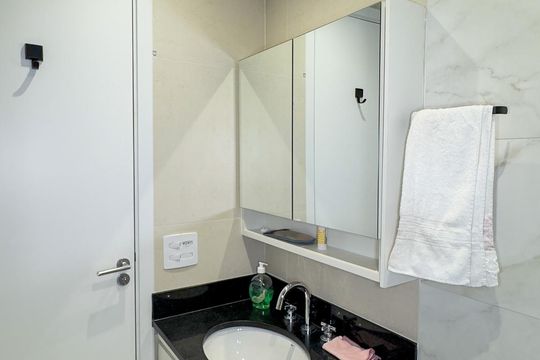 Banheiro de kitnet/studio para alugar com 1 quarto, 27m² em Jardim das Acacias, São Paulo