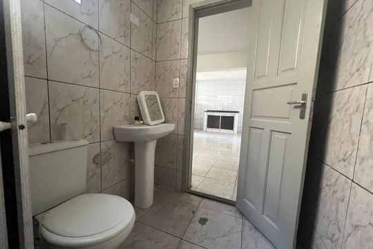 Banheiro de casa para alugar com 3 quartos, 78m² em Manoel Honório, Juiz de Fora