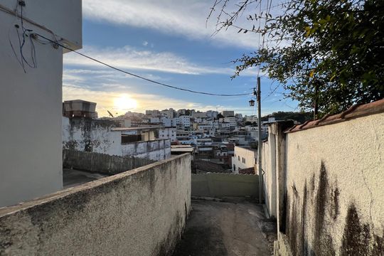 Área Comum - Corredor de Acesso a Casa de casa para alugar com 3 quartos, 78m² em Manoel Honório, Juiz de Fora