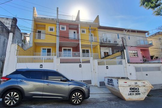 Fachada de casa à venda com 3 quartos, 160m² em Vila Gomes, São Paulo