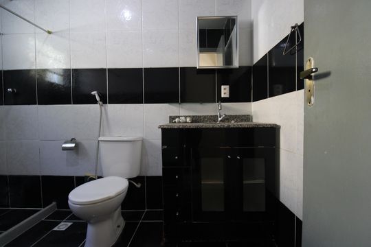 Banheiro da suíte de casa para alugar com 3 quartos, 200m² em Anil, Rio de Janeiro