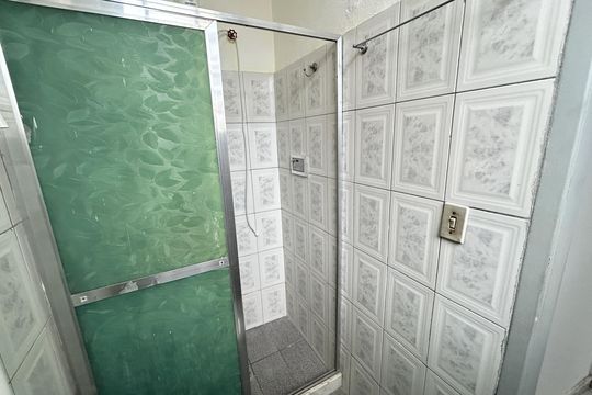 Banheiro de casa de condomínio para alugar com 1 quarto, 70m² em Tomás Coelho, Rio de Janeiro