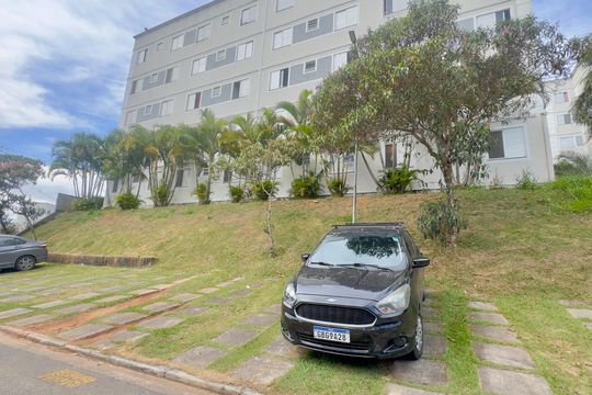 Placa instalada na fachada do imóvel de apartamento para alugar com 2 quartos, 52m² em Vila Alzira, Guarulhos