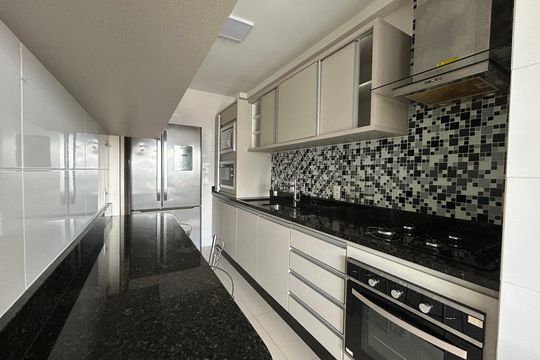 Cozinha de apartamento para alugar com 2 quartos, 77m² em Barreiros, São José