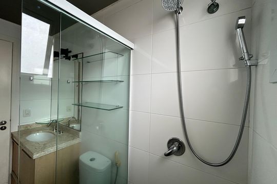 Banheiro suíte de apartamento para alugar com 2 quartos, 77m² em Barreiros, São José