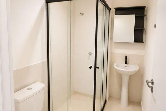 Banheiro social de apartamento para alugar com 2 quartos, 40m² em Várzea das Moças, Niterói