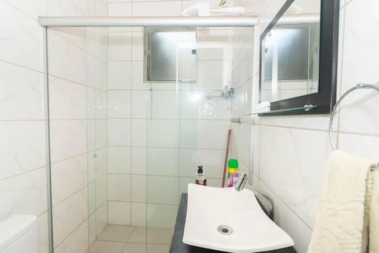 Banheiro de casa para alugar com 2 quartos, 85m² em Solar do Barreiro, Belo Horizonte