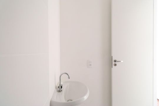 Banheiro  de apartamento à venda com 2 quartos, 34m² em Parque Industrial Tomas Edson, São Paulo