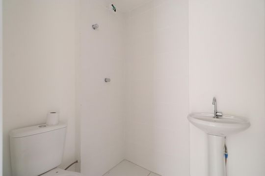 Banheiro  de apartamento à venda com 2 quartos, 34m² em Parque Industrial Tomas Edson, São Paulo