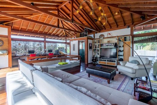 Casa à venda com 4 quartos, 350m² em Sumaré, São Paulo