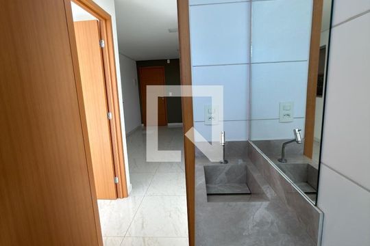 Banheiro de apartamento para alugar com 2 quartos, 54m² em Colônia Agrícola Samambaia, Brasília