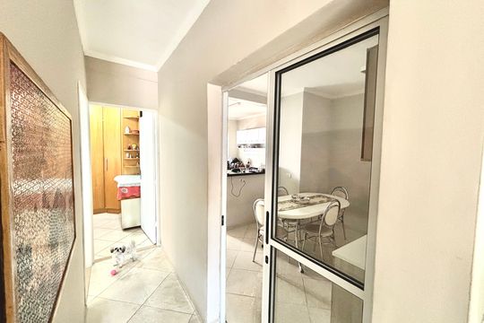 Corredor de casa para alugar com 3 quartos, 120m² em Jardim Lajeado, Ferraz de Vasconcelos
