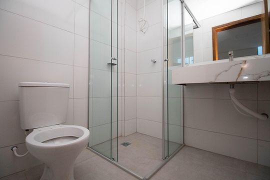 Banheiro da Suíte 2 de apartamento para alugar com 2 quartos, 65m² em Conjunto 21, Brasília
