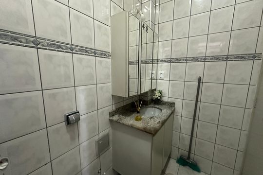 Banheiro de apartamento para alugar com 1 quarto, 32m² em Centro, São Vicente