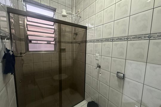 Banheiro de apartamento para alugar com 1 quarto, 32m² em Centro, São Vicente