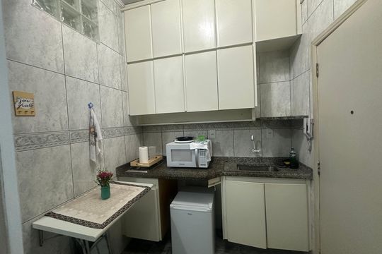 Cozinha de apartamento para alugar com 1 quarto, 32m² em Centro, São Vicente