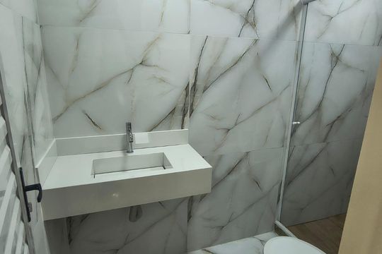 Banheiro de apartamento para alugar com 2 quartos, 60m² em Taquara, Rio de Janeiro
