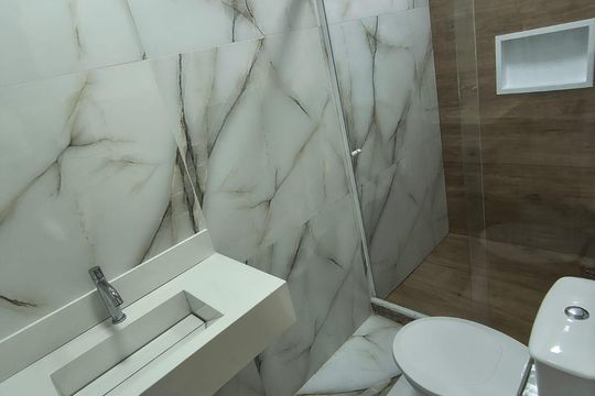 Banheiro de apartamento para alugar com 2 quartos, 60m² em Taquara, Rio de Janeiro
