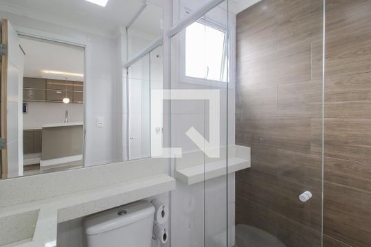 Banheiro de apartamento para alugar com 2 quartos, 50m² em Jardim Pilar, Mauá