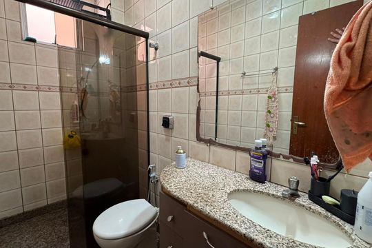 Banheiro social de apartamento para alugar com 3 quartos, 72m² em Ipiranga, Belo Horizonte