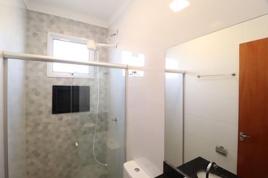 Banheiro Social de apartamento para alugar com 2 quartos, 45m² em Santa Mônica, Uberlândia