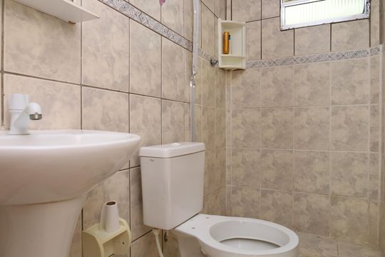 Banheiro de apartamento à venda com 2 quartos, 52m² em Jardim Marilu, São Paulo