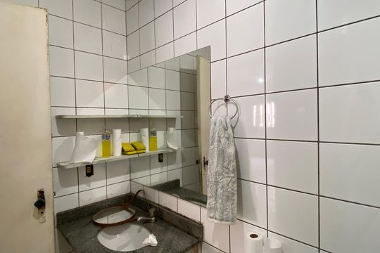 Banheiro social de apartamento para alugar com 2 quartos, 60m² em Jaguaribe, Osasco