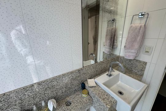 Banheiro de apartamento à venda com 2 quartos, 146m² em Calafate, Belo Horizonte