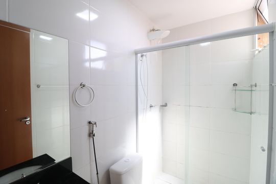 Banheiro do Quarto 2 de apartamento para alugar com 2 quartos, 58m² em Gávea, Uberlândia